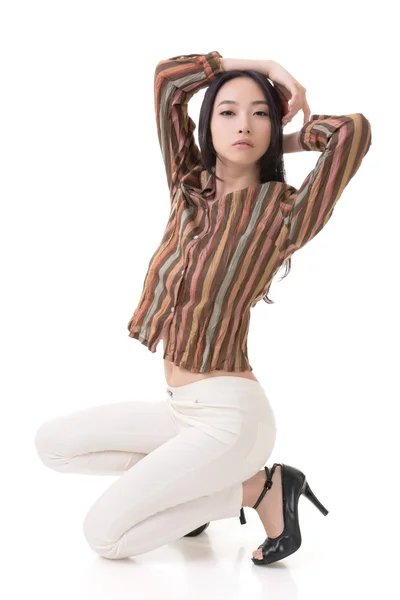 蹲下的姿势，由性感亚洲美女 — 图库照片