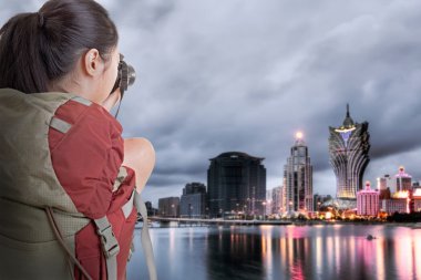 Genç backpacker seyahat ve resim çekmek