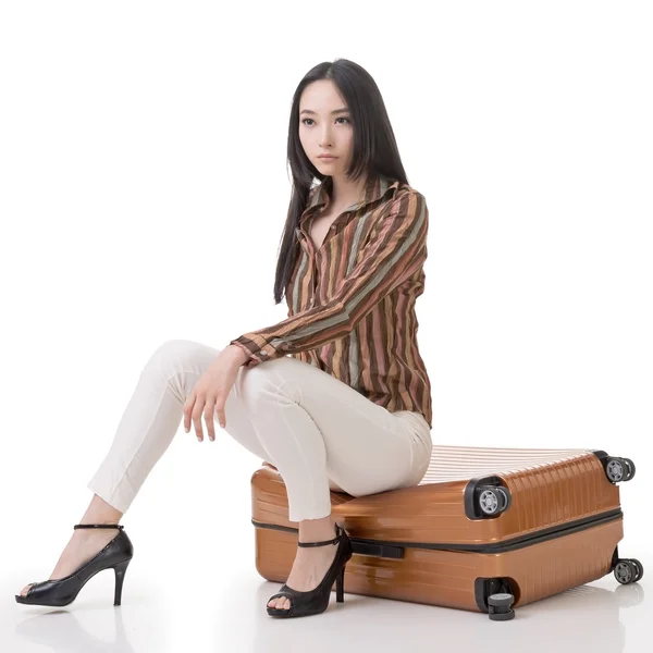 Asiatique femme penser et assis sur un bagage — Photo