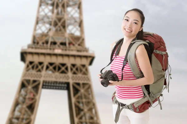 Sorridente viaggiando ragazza asiatica — Foto Stock