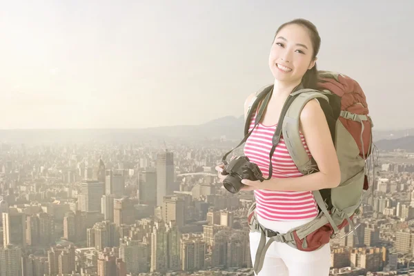 Sonriendo viajando chica asiática — Foto de Stock