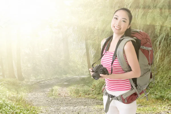 Sorrindo viajando menina asiática — Fotografia de Stock