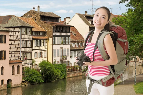 Усміхаючись, подорожуючи Азіатська дівчина — стокове фото