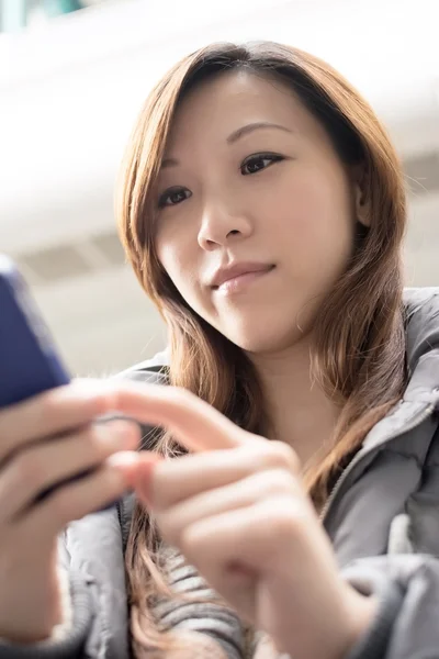 Jovem mulher asiática usando celular — Fotografia de Stock