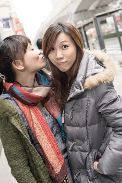 Щасливі посміхаючись азіатських жінок в місті — стокове фото