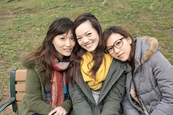 Felice sorridente donne asiatiche nel parco — Foto Stock