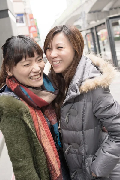Glada leende asiatiska kvinnor i city — Stockfoto