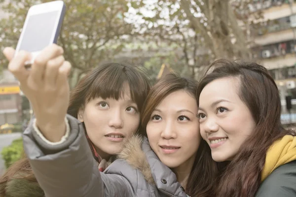 Aziatische vrouwen nemen foto door zelf. — Stockfoto