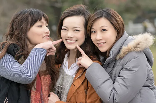 Glücklich lächelnde asiatische Frauen im Park — Stockfoto