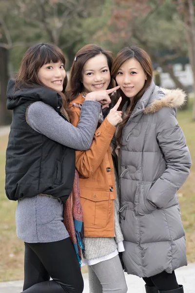 Boldog mosolygó ázsiai nők, a parkban — Stock Fotó