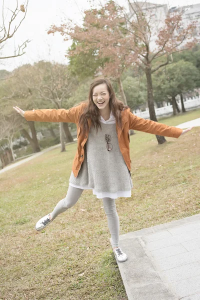 Feliz sorrindo asiático jovem mulher no o parque — Fotografia de Stock