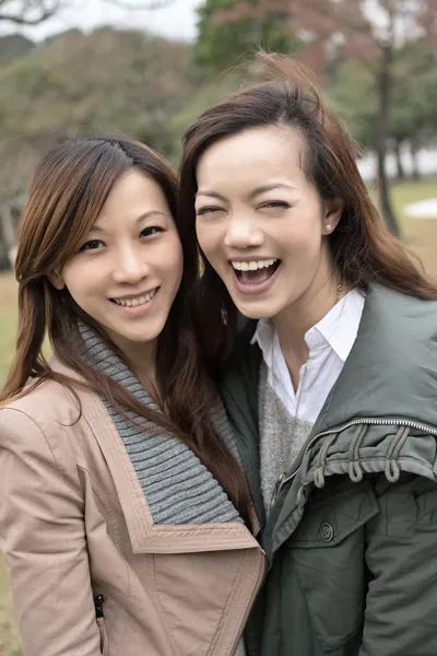 Asyalı kadın parkta gülümseyerek mutlu — Stok fotoğraf
