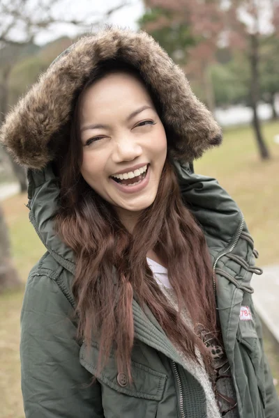 Glada leende asiatisk ung kvinna i parken — Stockfoto