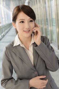genç iş kadını kullanım cep telefonu