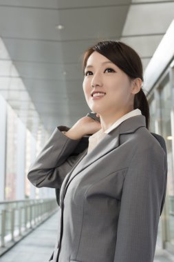 Evrak Çantası'nı yaşayan holding kendine güvenen bir iş kadını.