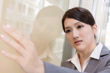 Asya iş kadını düşünme ve üzüntü hissetmek