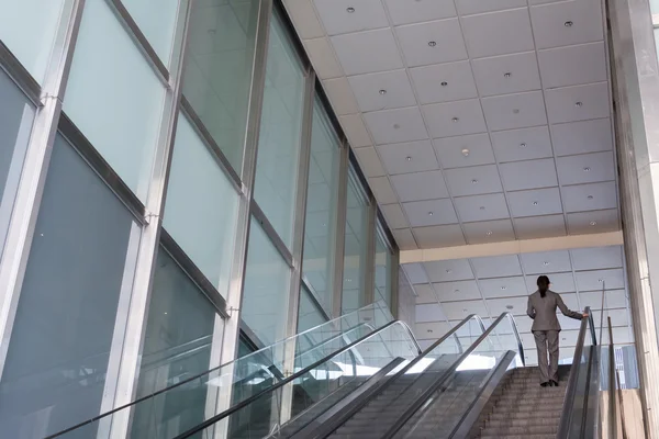 Asian business woman stand at escalator — Stock Photo, Image