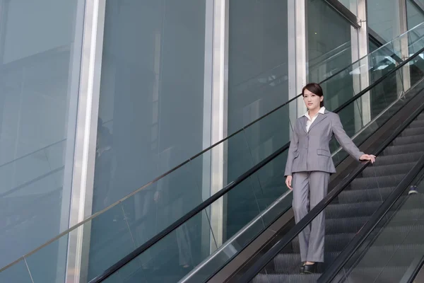 Asiatique entreprise femme stand à escalator — Photo