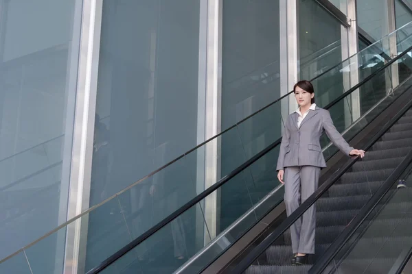 Asian business woman stand at escalator — Stock Photo, Image