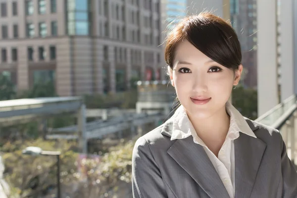 Retrato de atractiva mujer de negocios asiática — Foto de Stock