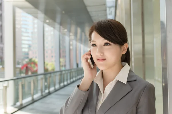 Mujer de negocios joven uso de teléfono celular — Foto de Stock