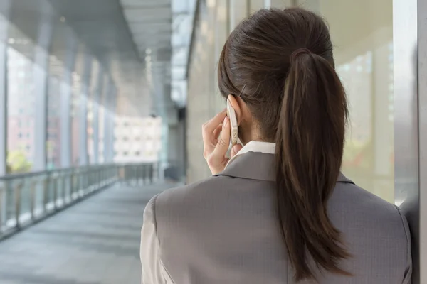 Jeune femme d'affaires utilisent téléphone portable — Photo