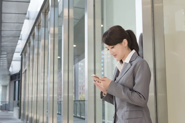 Young business woman use cellphone — Stock Photo, Image