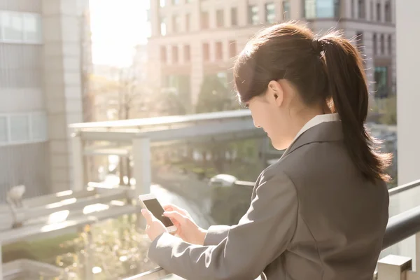 Unga företag kvinna använda mobiltelefon — Stockfoto