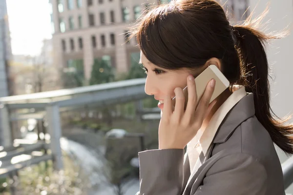 Jeune femme d'affaires utilisent téléphone portable — Photo