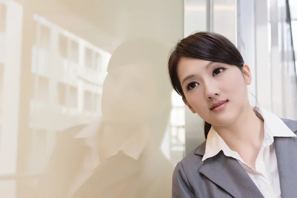 Asiática mujer de negocios pensando y sentir dolor — Foto de Stock