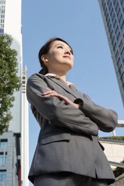 Vertrouwen Aziatische zakenvrouw permanent buiten kantoor in — Stockfoto