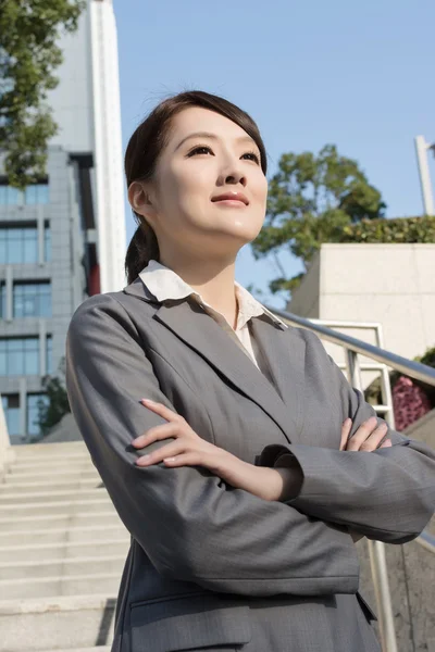 Уверенная азиатская деловая женщина, стоящая вне офиса в — стоковое фото