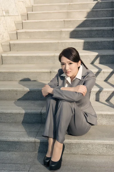 Triste mujer de negocios se siente impotente — Foto de Stock