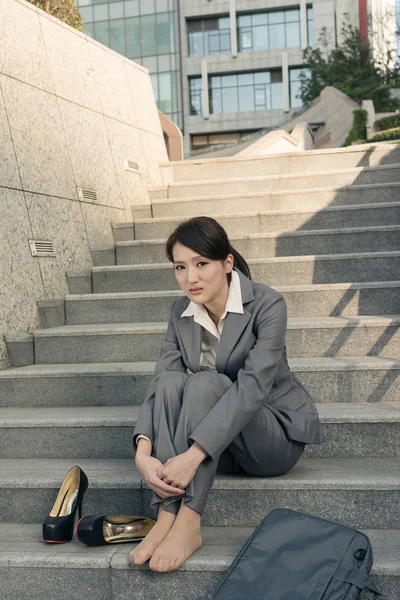 Trist forretningskvinne føler seg hjelpeløs – stockfoto