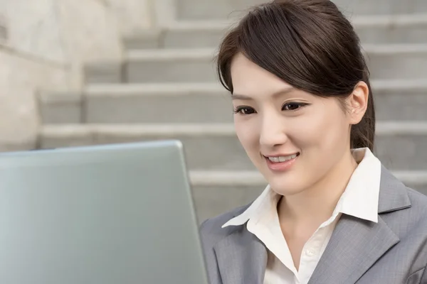 Glücklich lächelnde Geschäftsfrau mit Laptop — Stockfoto