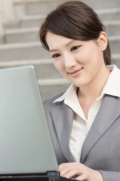 幸福微笑的业务女人使用便携式计算机 — 图库照片