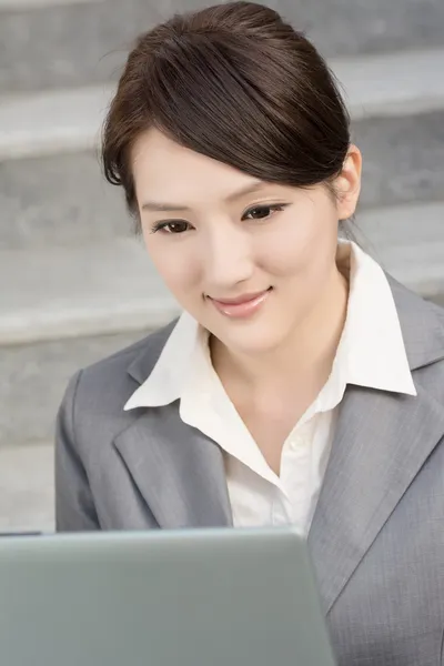 Щаслива усміхнена бізнес-леді використовує ноутбук — стокове фото