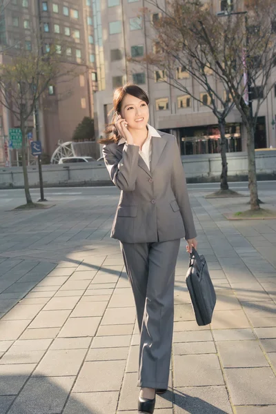 Sunset business woman on cellphone — Stock Photo, Image