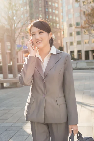 Solnedgång affärskvinna på mobiltelefon — Stockfoto