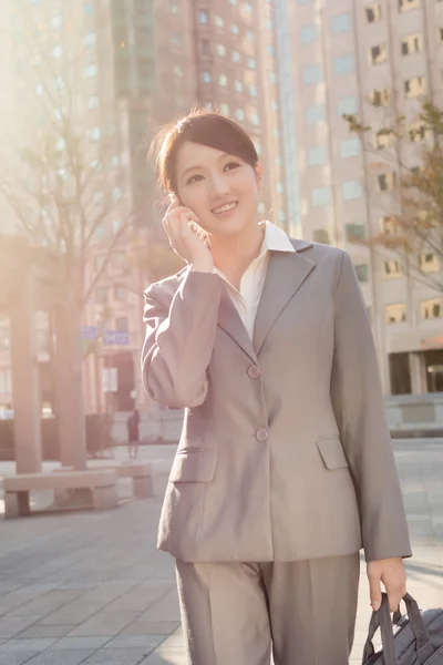 Sunset business woman on cellphone — Stock Photo, Image