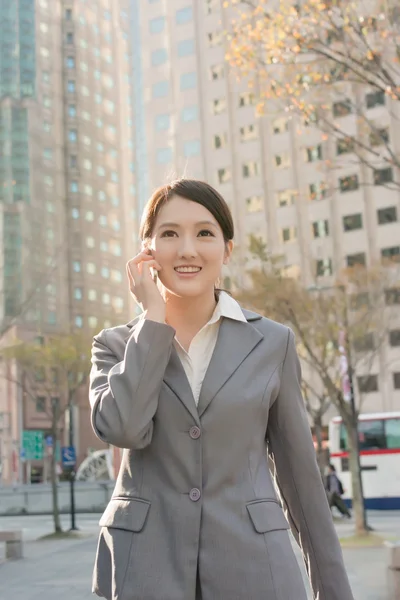 Sunset business woman on cellphone — Stock Photo, Image