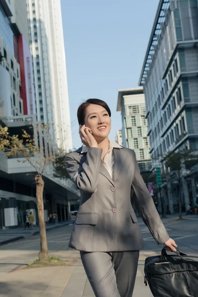 Mulher de negócios asiática feliz falando no telefone e andando no stree — Fotografia de Stock