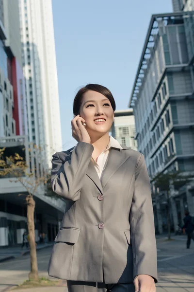 Feliz asiático negocios mujer hablando por teléfono y caminando en stree —  Fotos de Stock