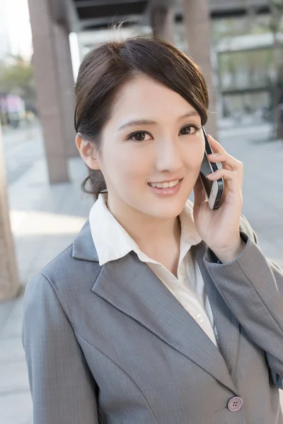 Asiatiska affärskvinna prata smarta telefon — Stockfoto