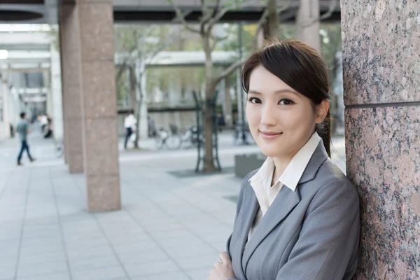 Vriendelijke zakenvrouw van Aziatische met copyspace — Stockfoto