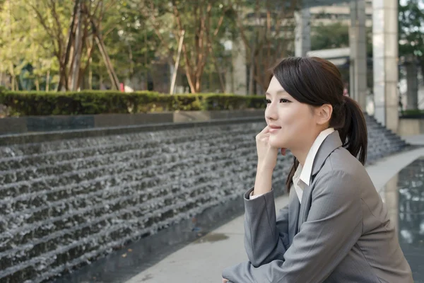 Asiatico business donna pensiero in il città — Foto Stock