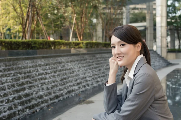 Mujer de negocios asiática pensando en la ciudad — Foto de Stock