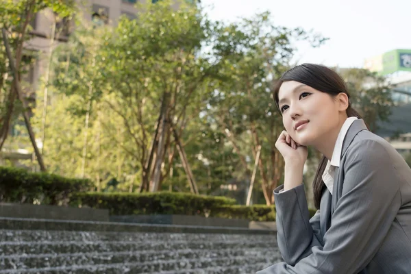 Aziatische zakenvrouw denken in de stad — Stockfoto