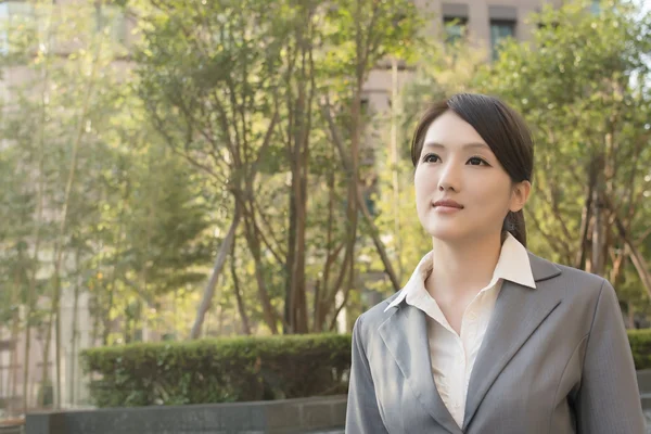 Aziatische zakenvrouw denken in de stad — Stockfoto