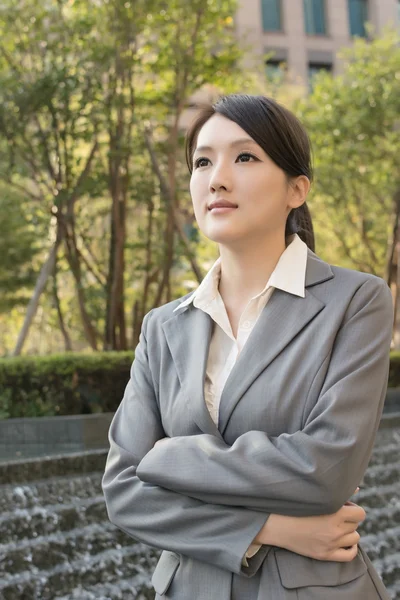 Asiatique femme d'affaires pensée dans la ville — Photo